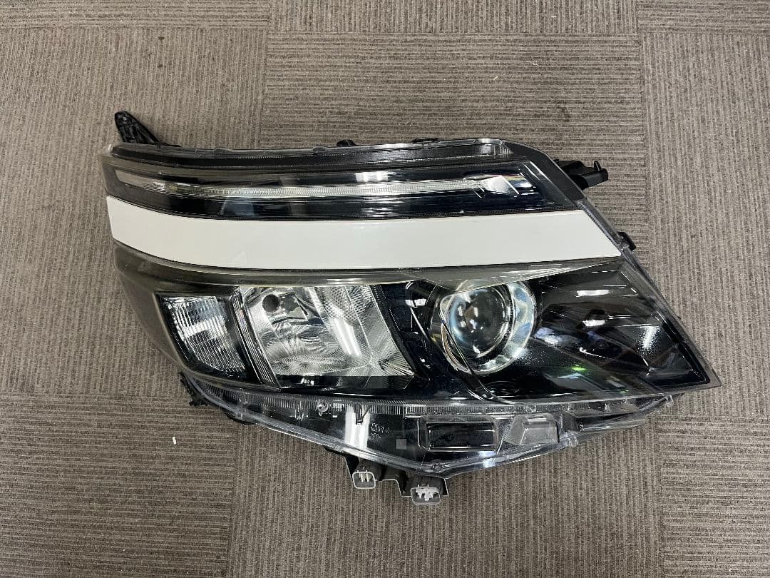 メーカー：トヨタ 車名：ヴォクシー80系 商品名：右ヘッドランプユニット