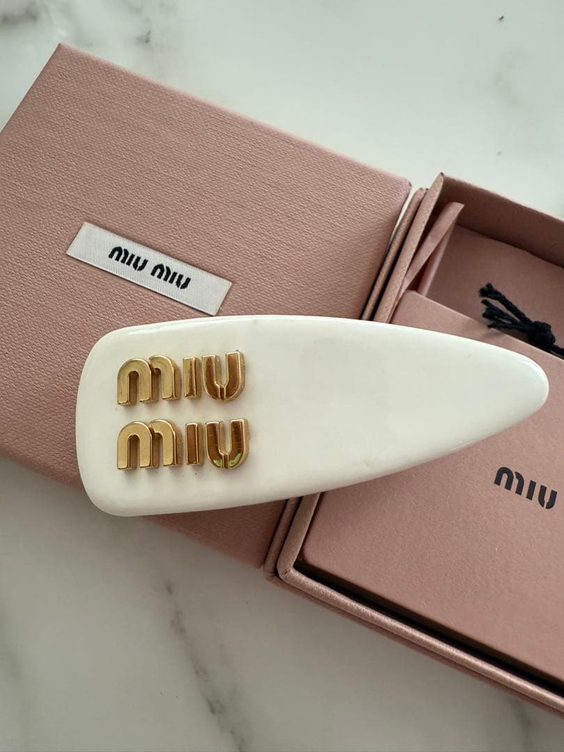 miu miu ヘアピン ホワイト ゴールドロゴ